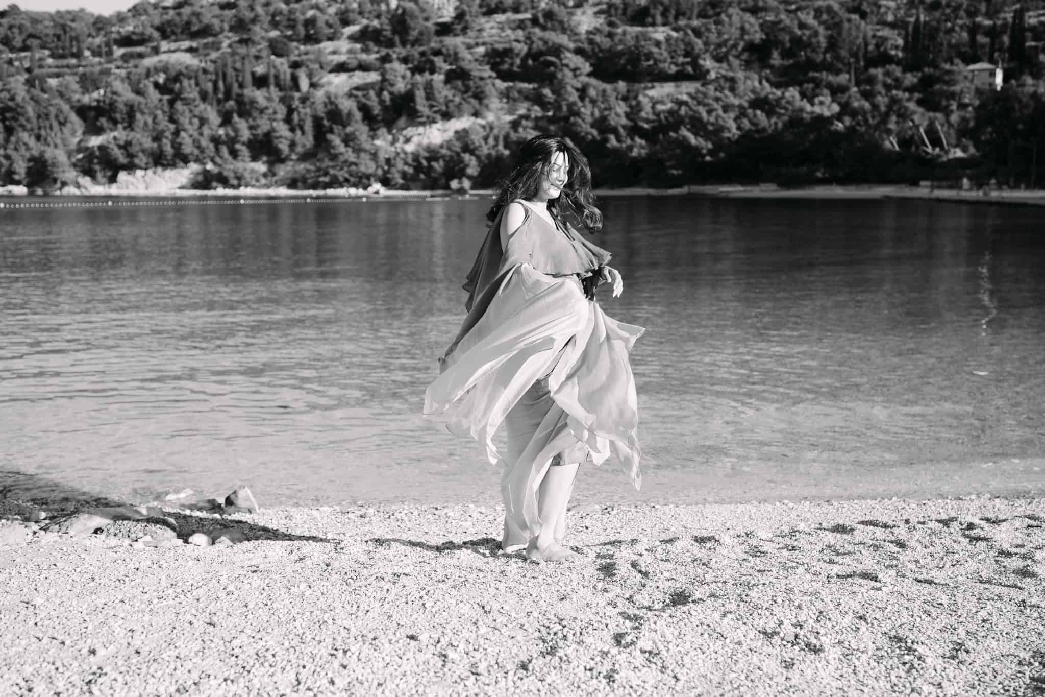 Buduća majka u haljini na plaži Kajšuni uz more, prirodna scena, ljetni ugođaj.