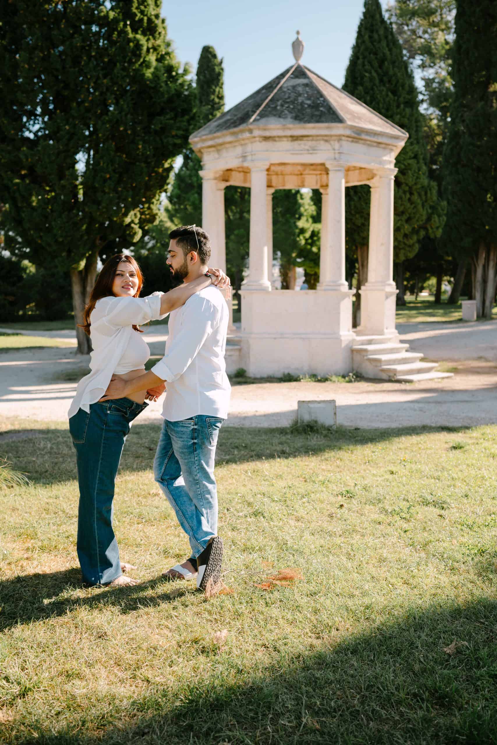 Riya i Darshan u ležernom zagrljaju na Sustipanu tijekom trudničkog snimanja.