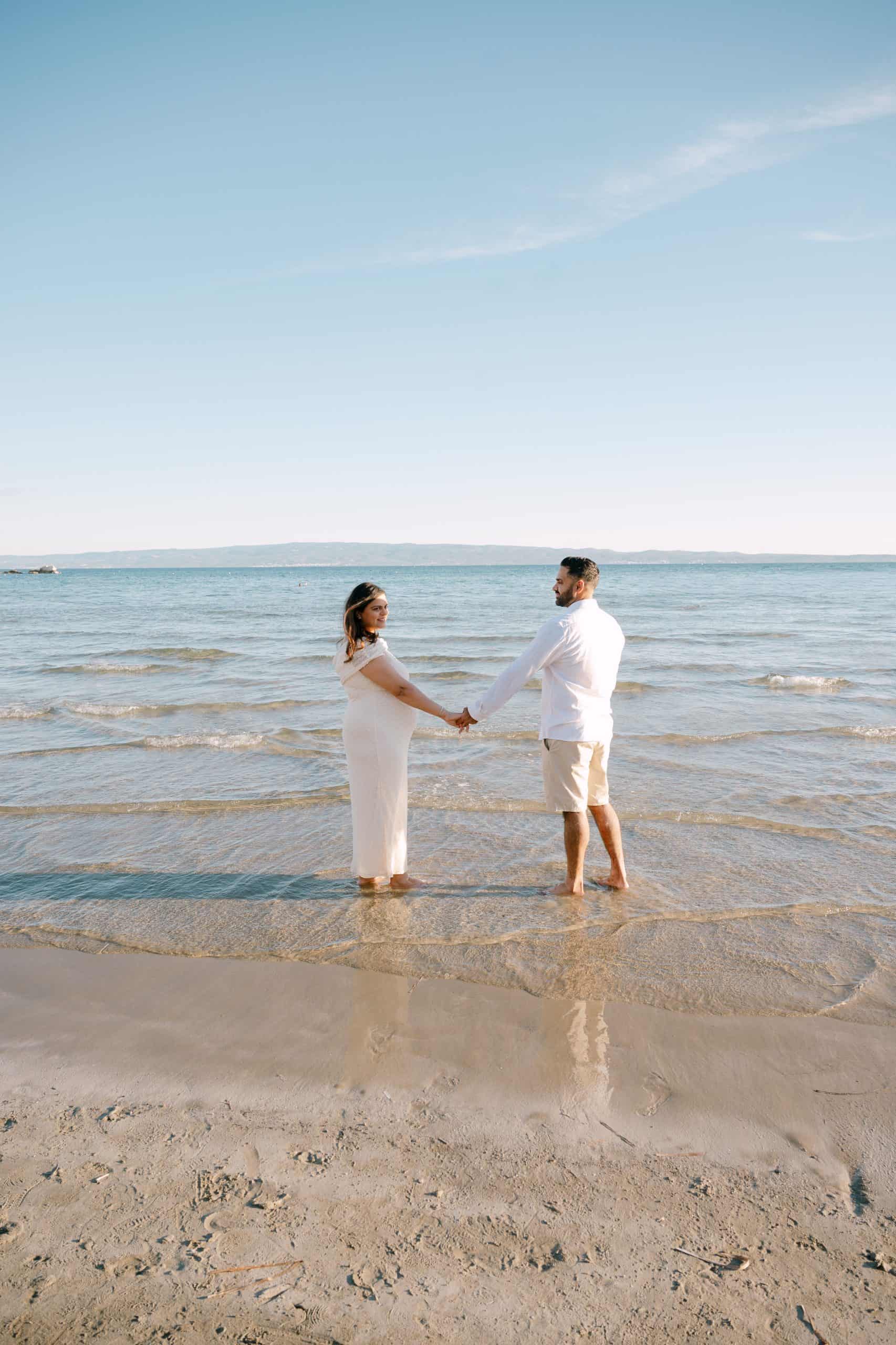Trudničko fotografiranje u Splitu na plaži Bačvice uz zalazak sunca i pogled na more.
