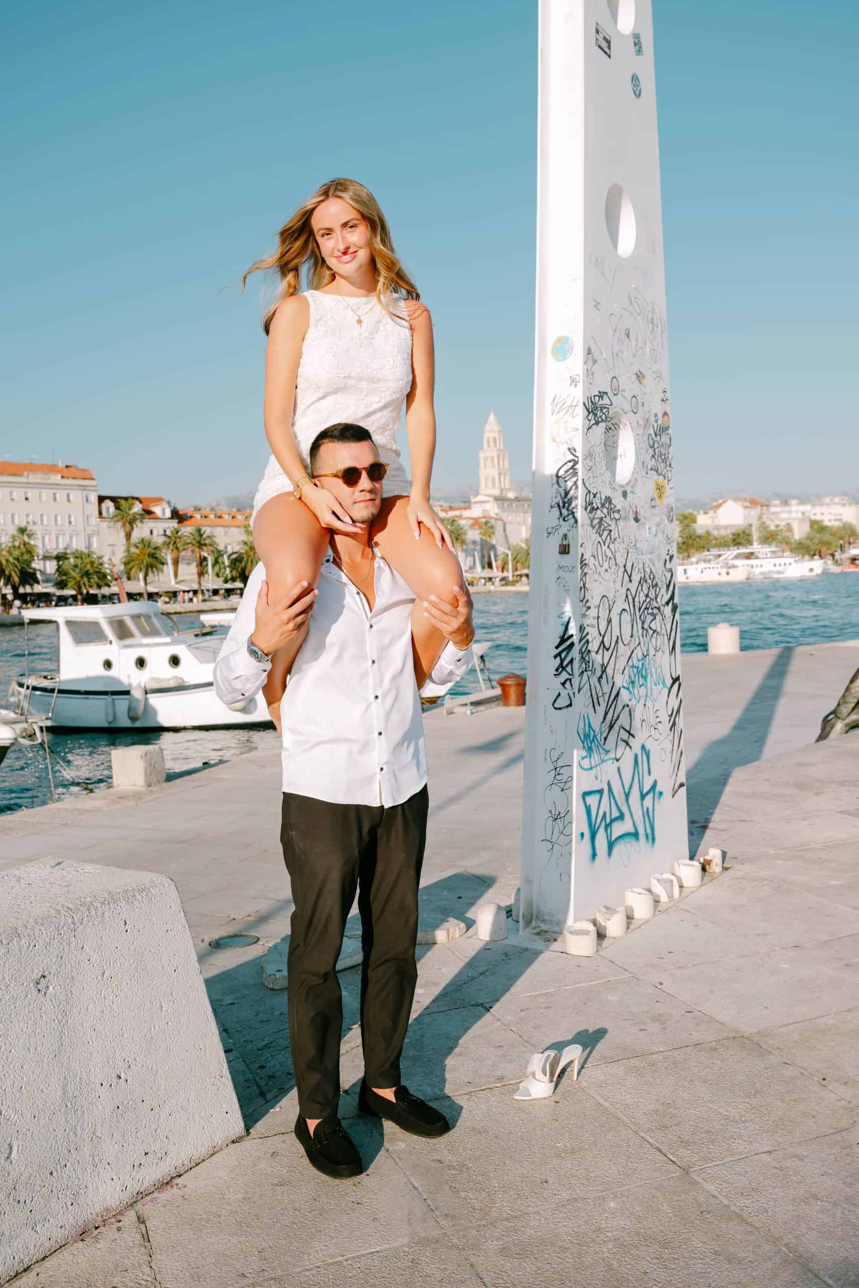 Gradski pejzaž Splita s parom uz rivu.