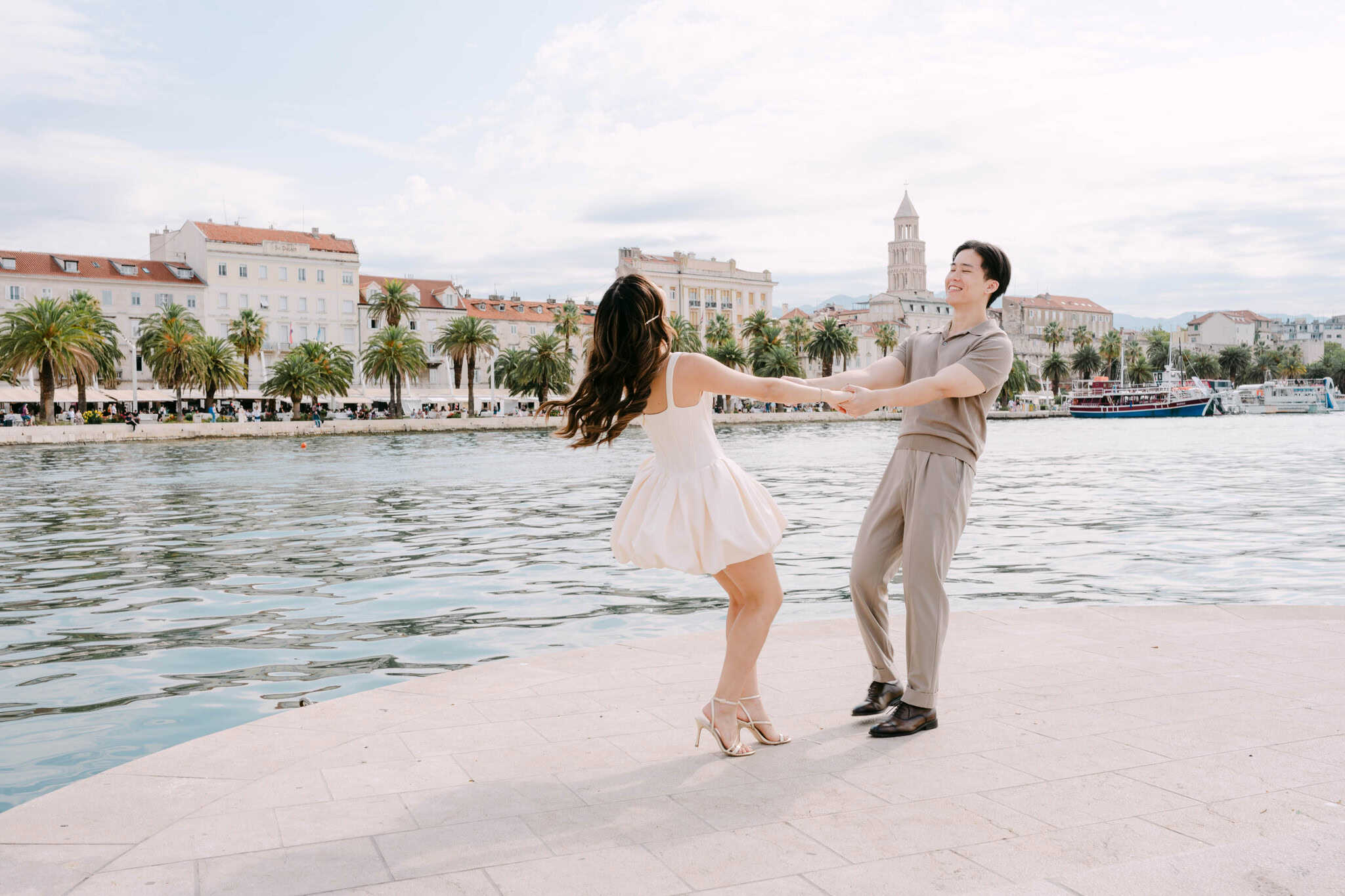 Par pleše uz obalu u slikovitom obalnom gradskom krajoliku grada Splita.