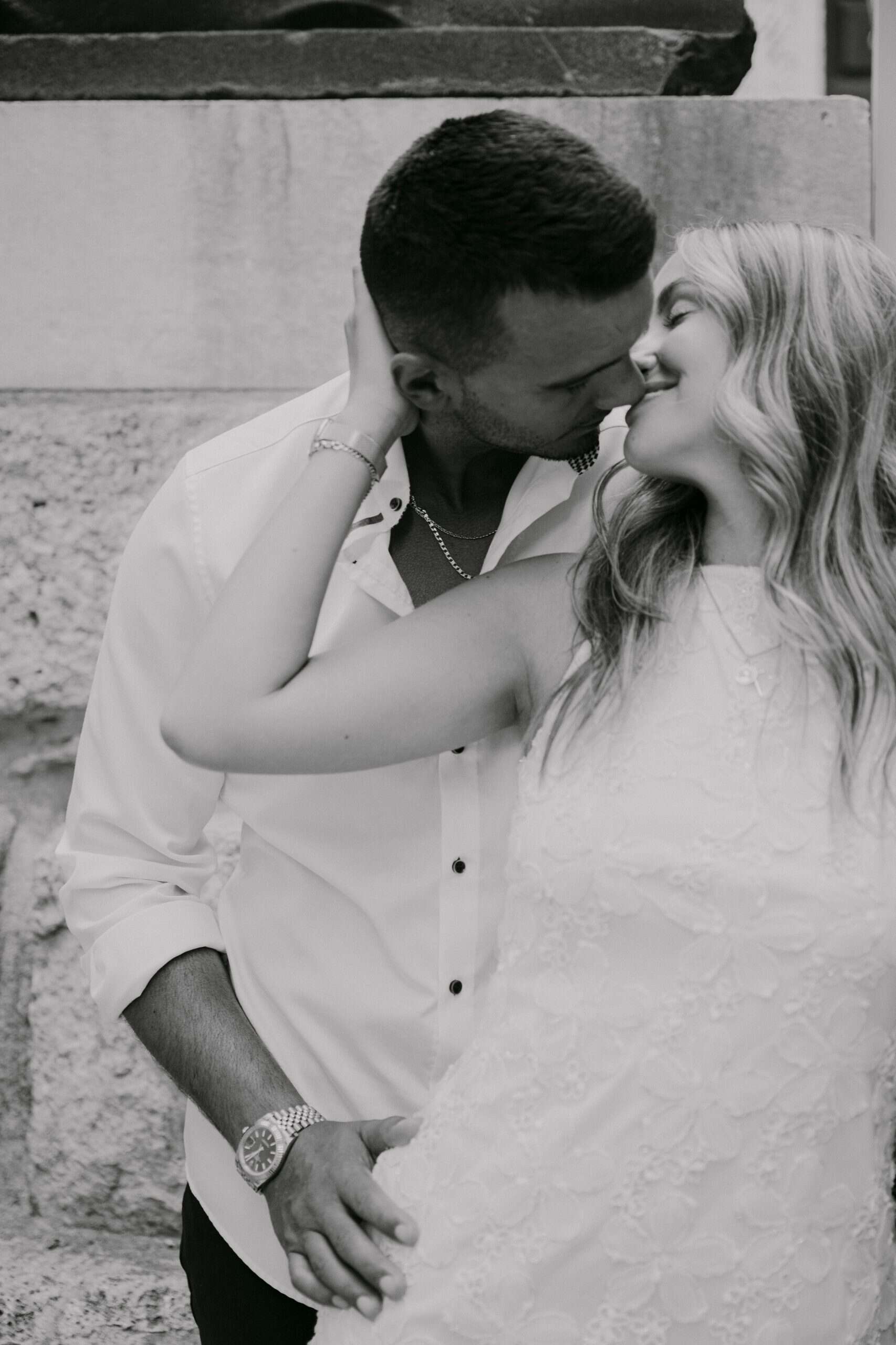 Intiman crno-bijeli portret zaljubljenog para koji se grli na otvorenom u staroj jezgri grada Splita.