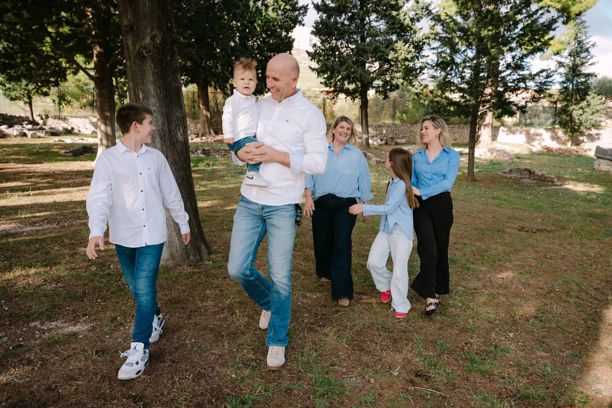 Obiteljska fotografija na otvorenom, spontani trenuci, obiteljske fotografije u parku, lifestyle fotografija, hvatanje sreće.