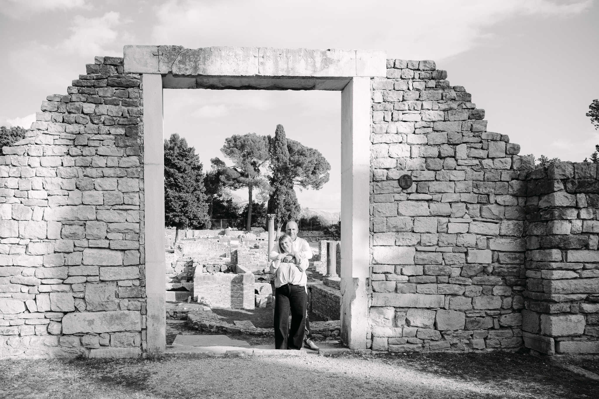 Portret roditelja koji stoje na vratima arheološkog nalazišta u Saloni..