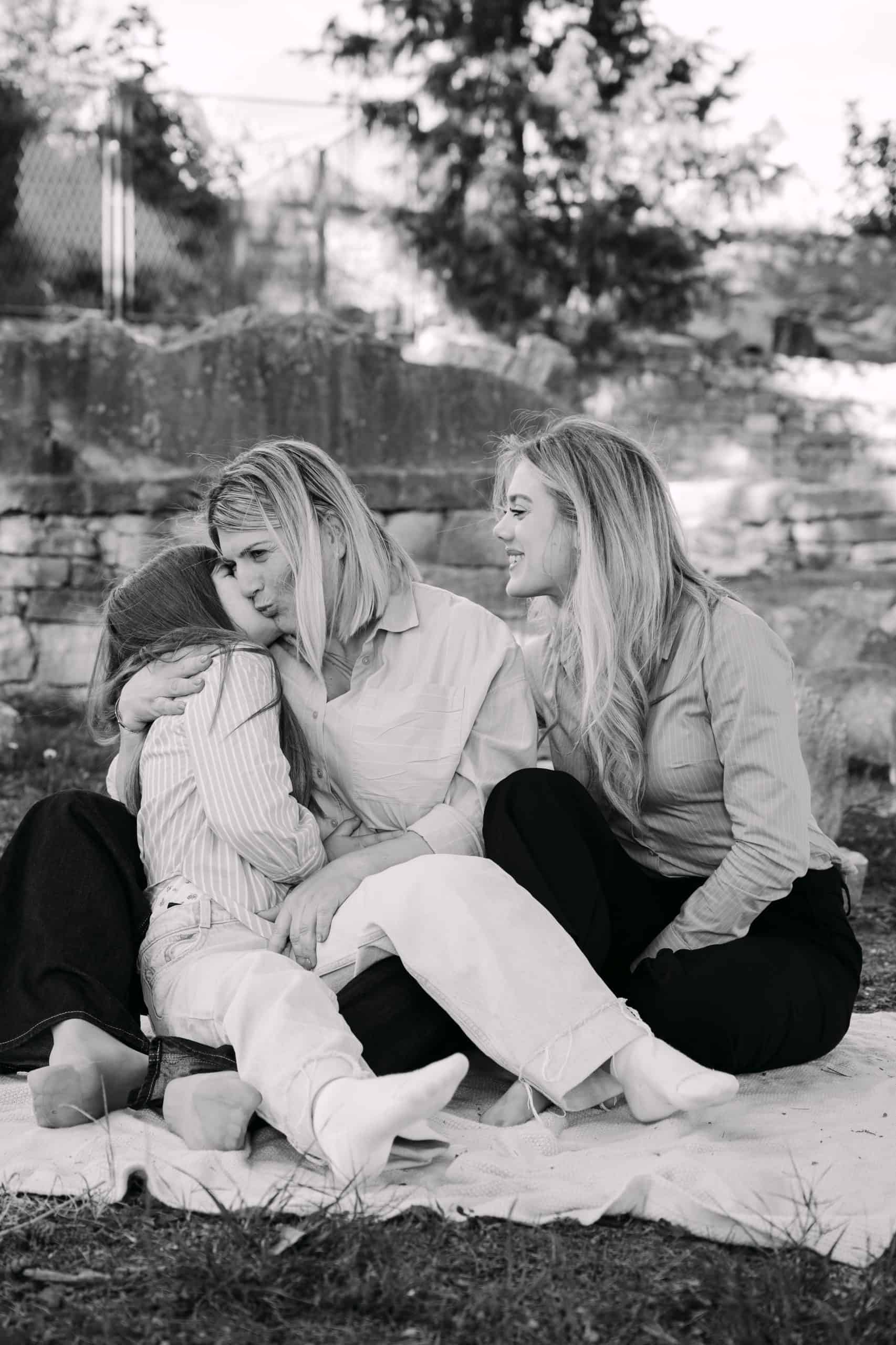 Obitelj uživa u zajedničkom trenutku na otvorenom.