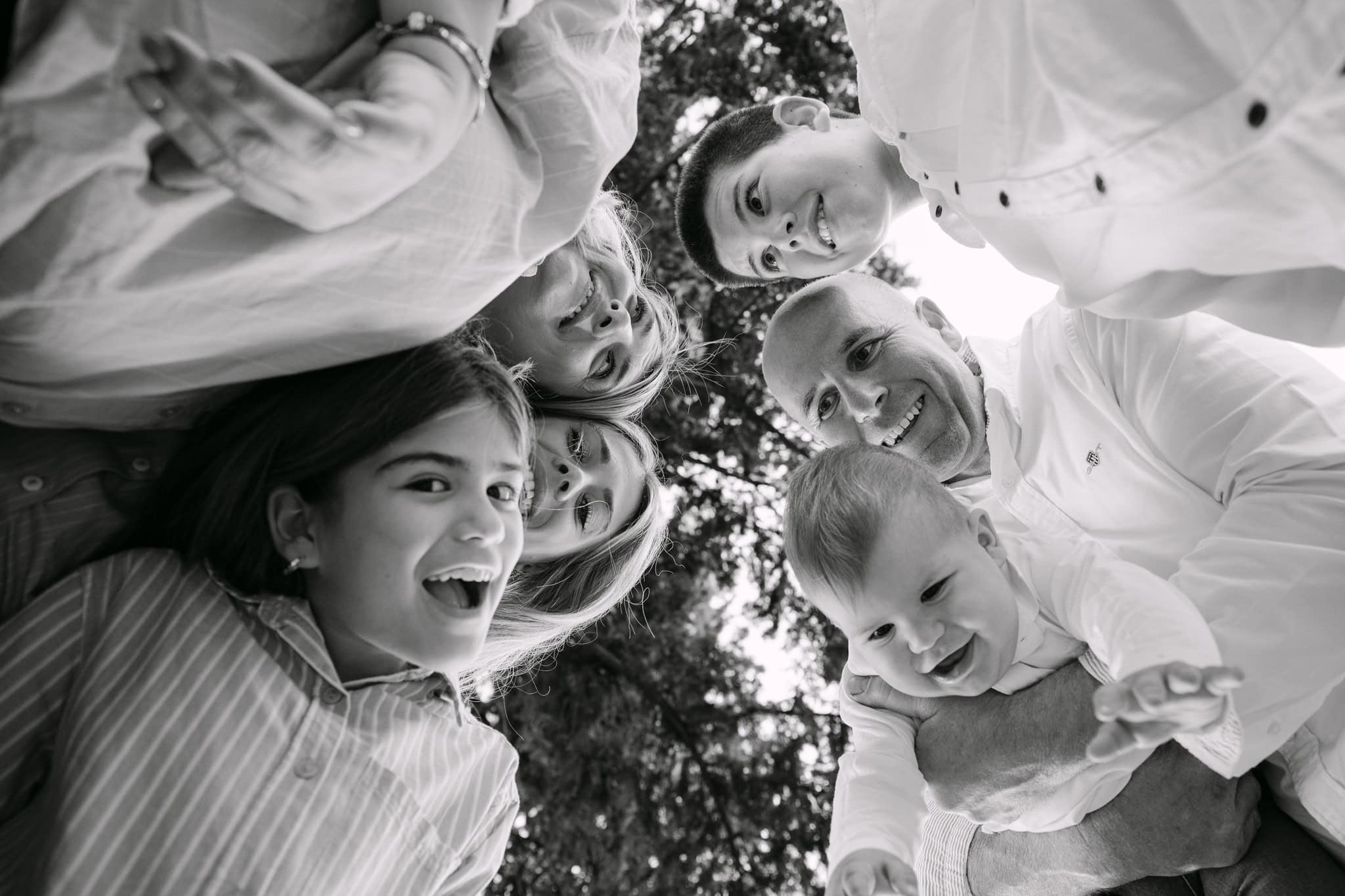 Obiteljsko okupljanje u prirodi, osmijesi i uživanje u međusobnom društvu.