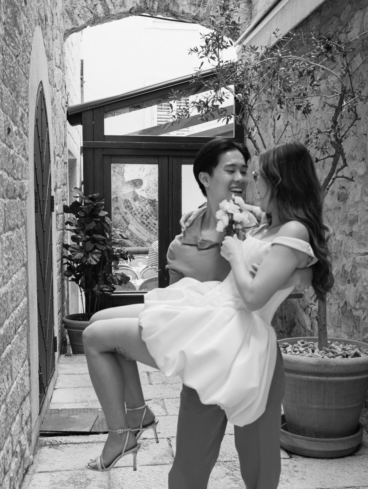 Par pleše u slikovitom vanjskom dvorištu, bilježeći sreću i ljubav.