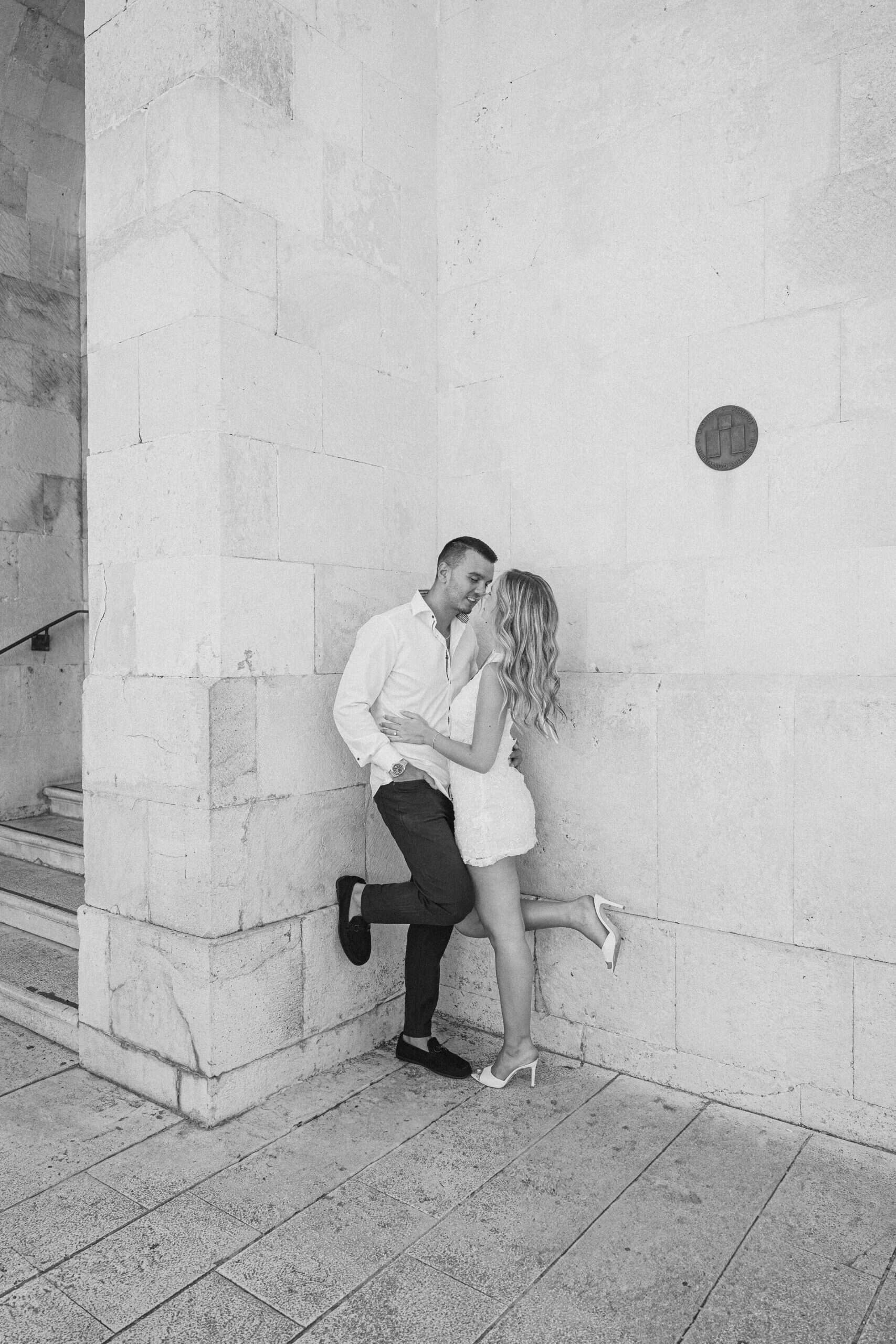 Romantičan portret budućih mladenaca na otvorenom.