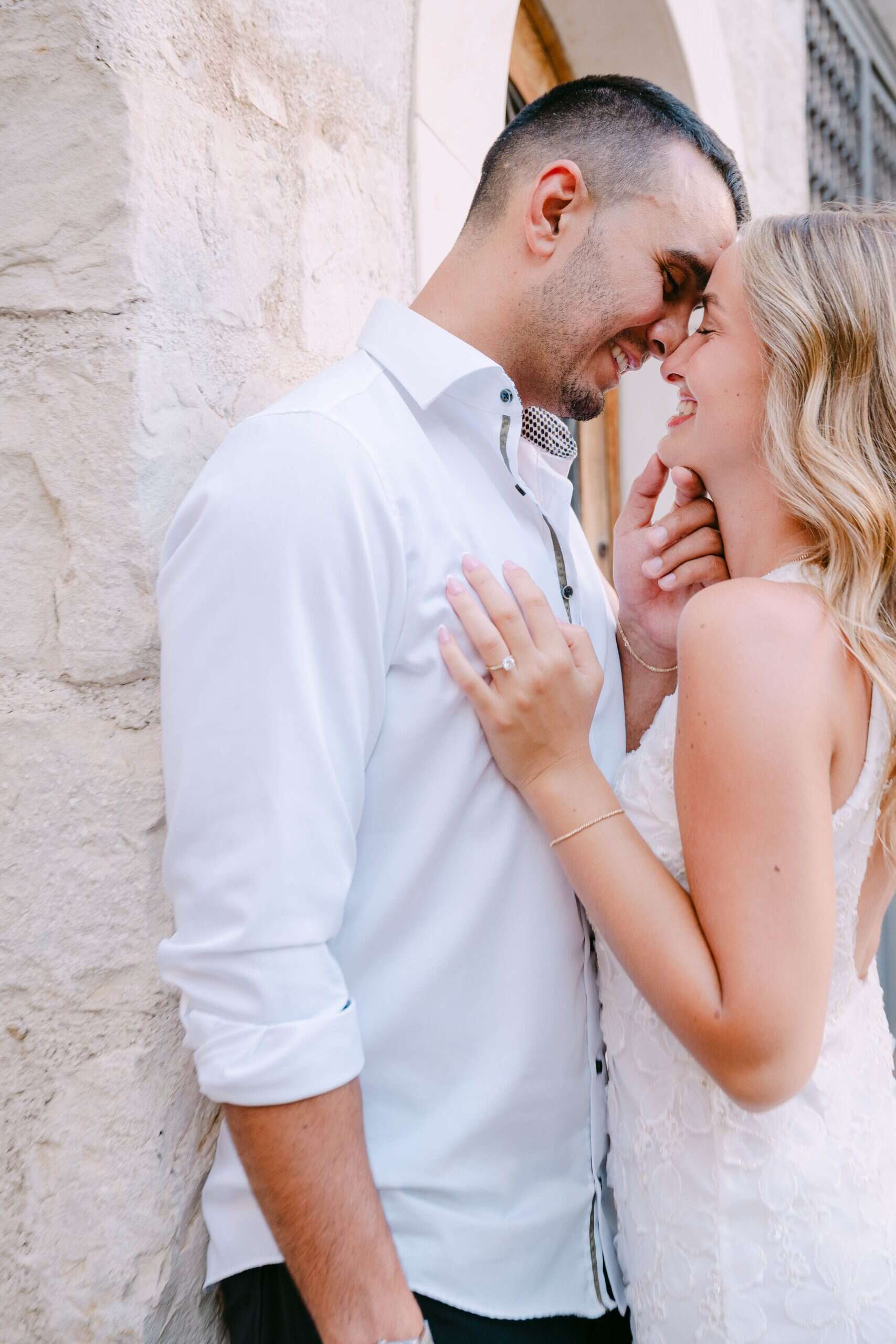 Par izbliza, smiješi se i dodiruje se čelima na otvorenom.