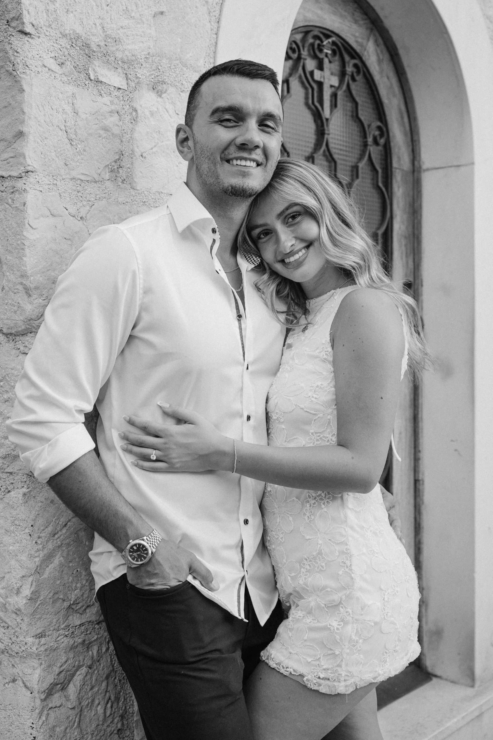 Zaručnički session u staroj jezgri Splita; crno-bijela fotografija para na otvorenom, Capturra Photography.