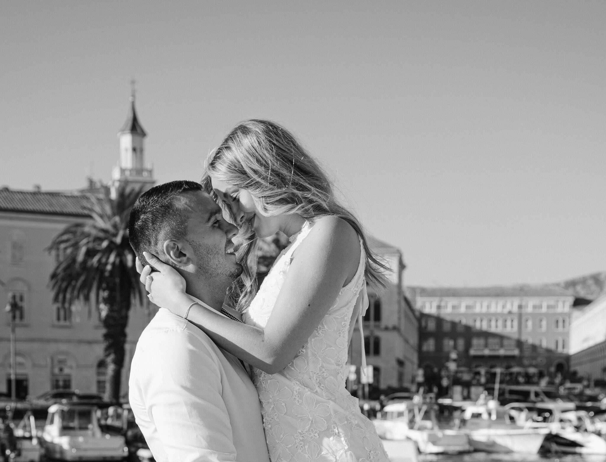 Intiman trenutak zaručnika na obali mora, profesionalna crno-bijela fotografija, Split engagement session.