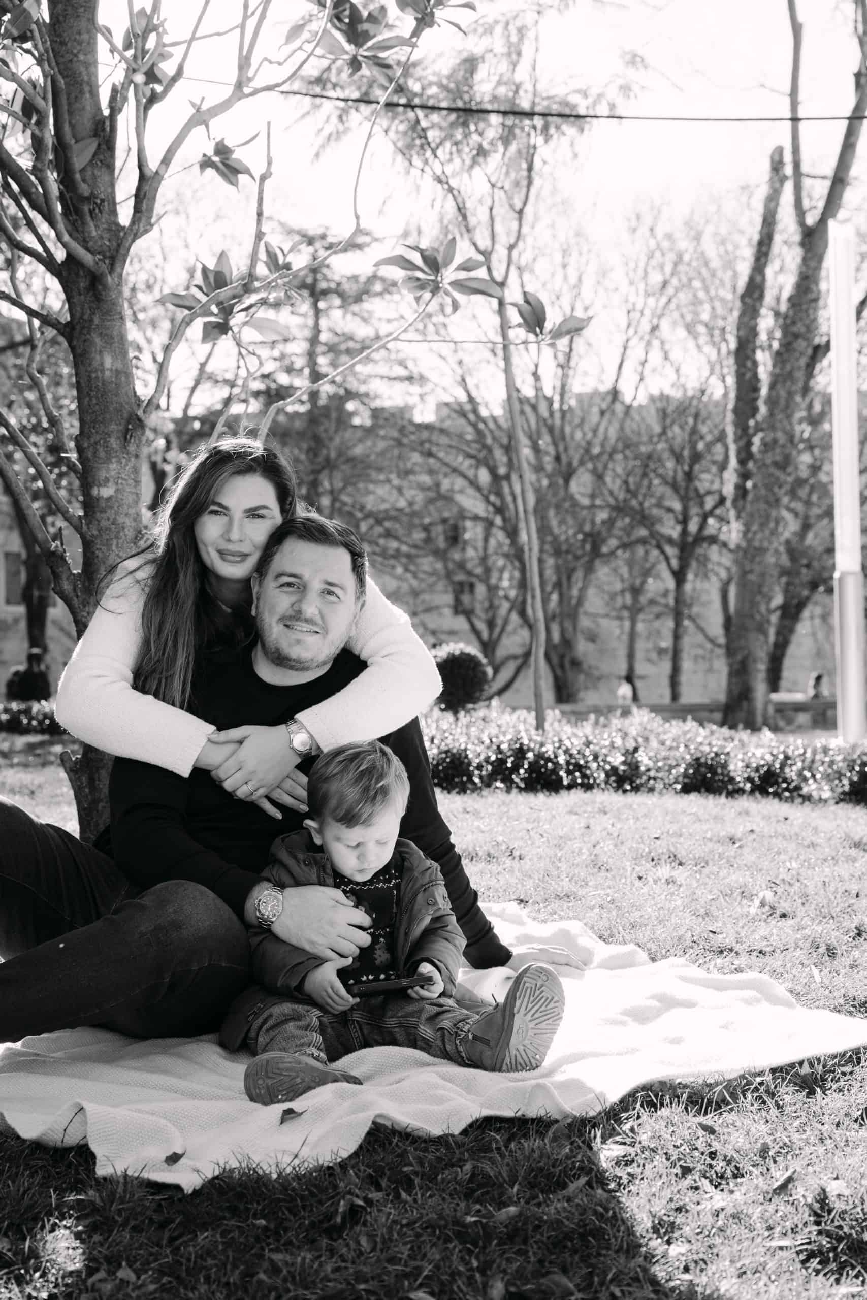 Obiteljski portret na otvorenom u parku tijekom dana.