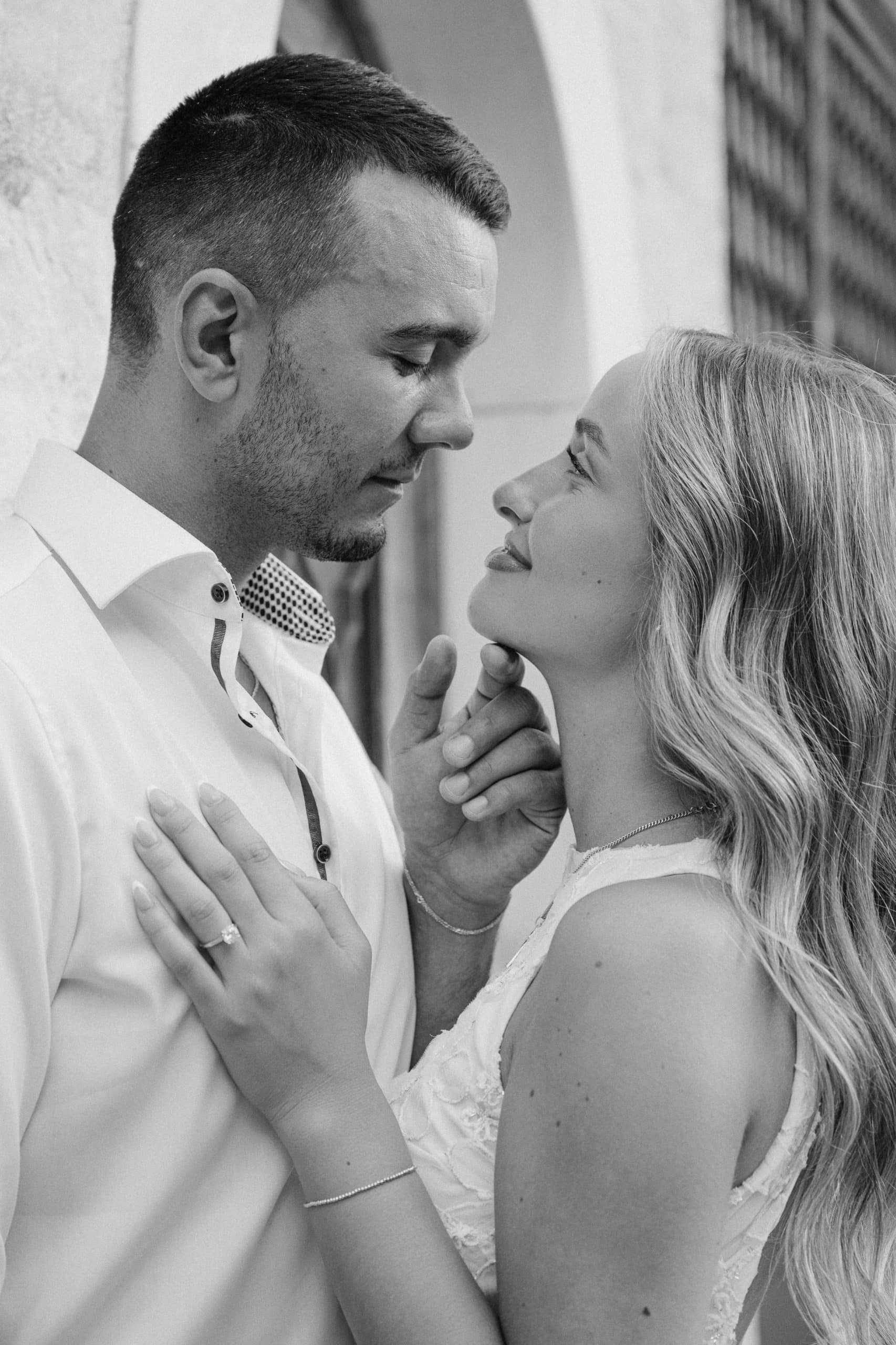 Crno-bijela fotografija zaručničkog para koji se gleda u oči.