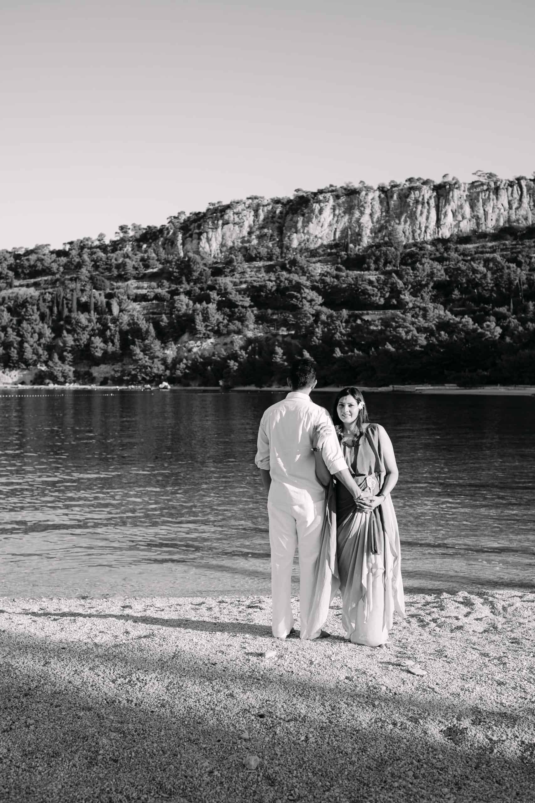 Trudničko fotografiranje na plaži Kašjuni uz kristalno čisto more i jutarnji mir.