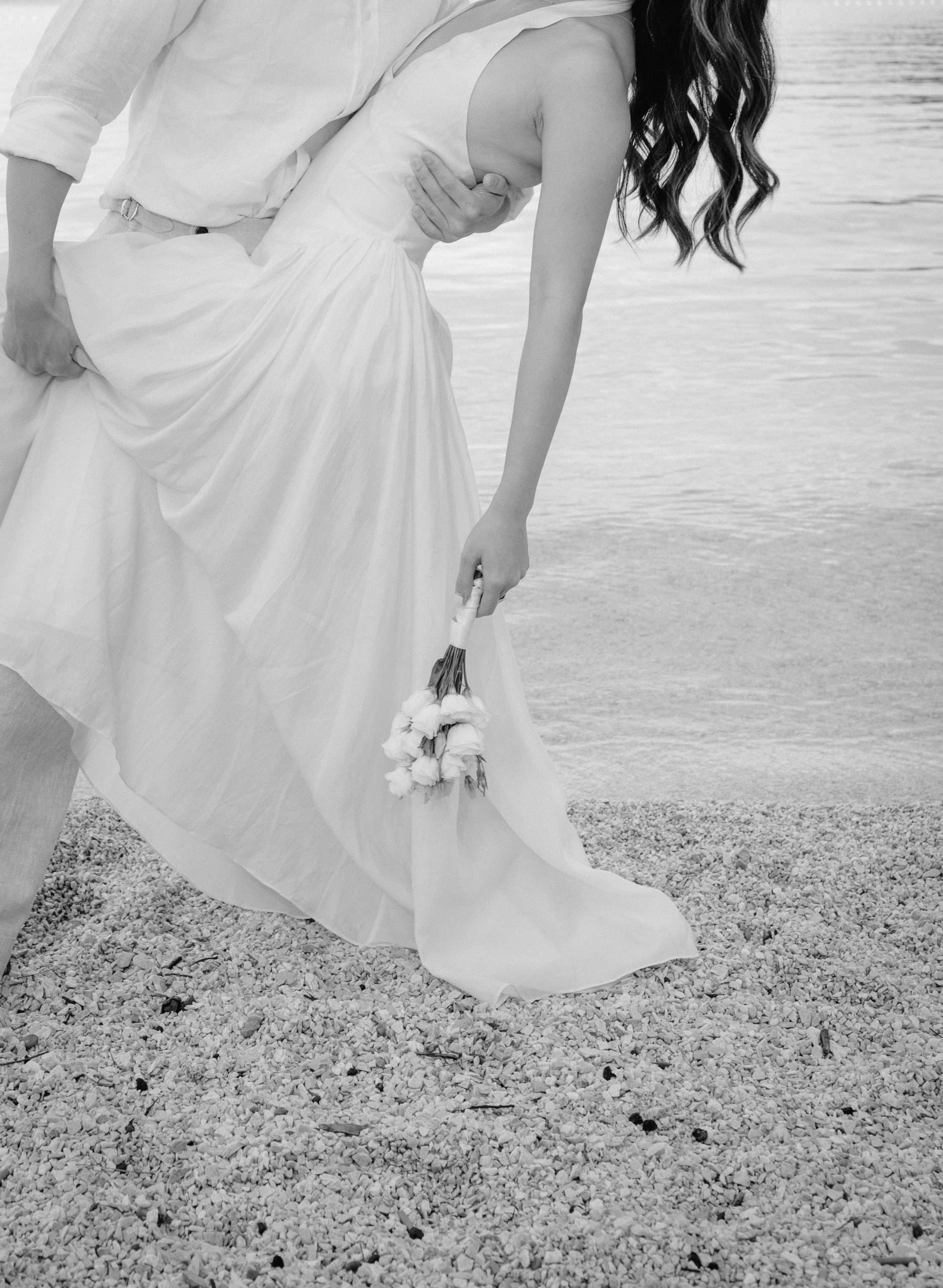 Crno-bijeli detalj vjenčanog buketa na plaži u Splitu tijekom after wedding sessiona.