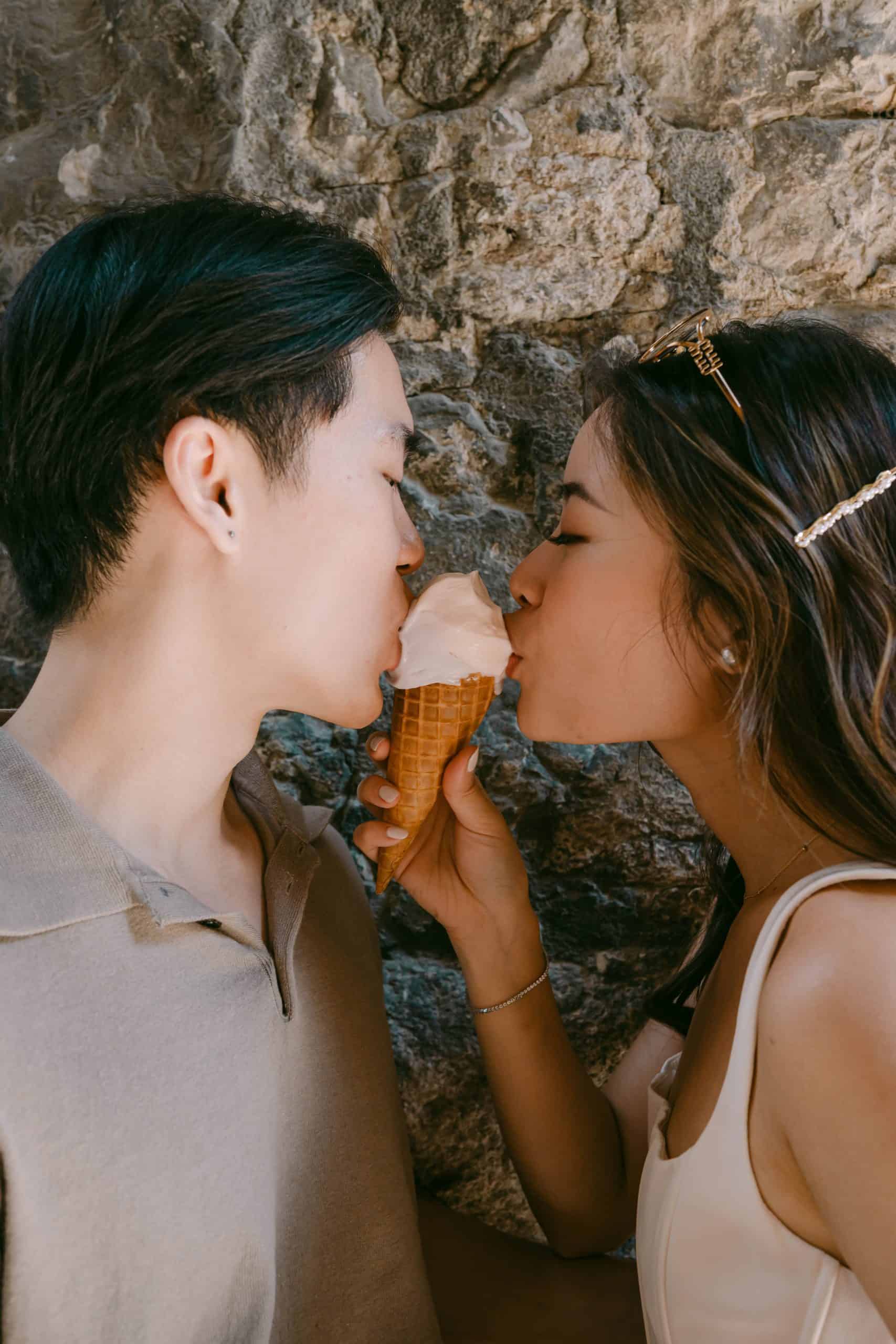 Romantični trenutak para koji zajedno uživa u sladoledu na otvorenom.