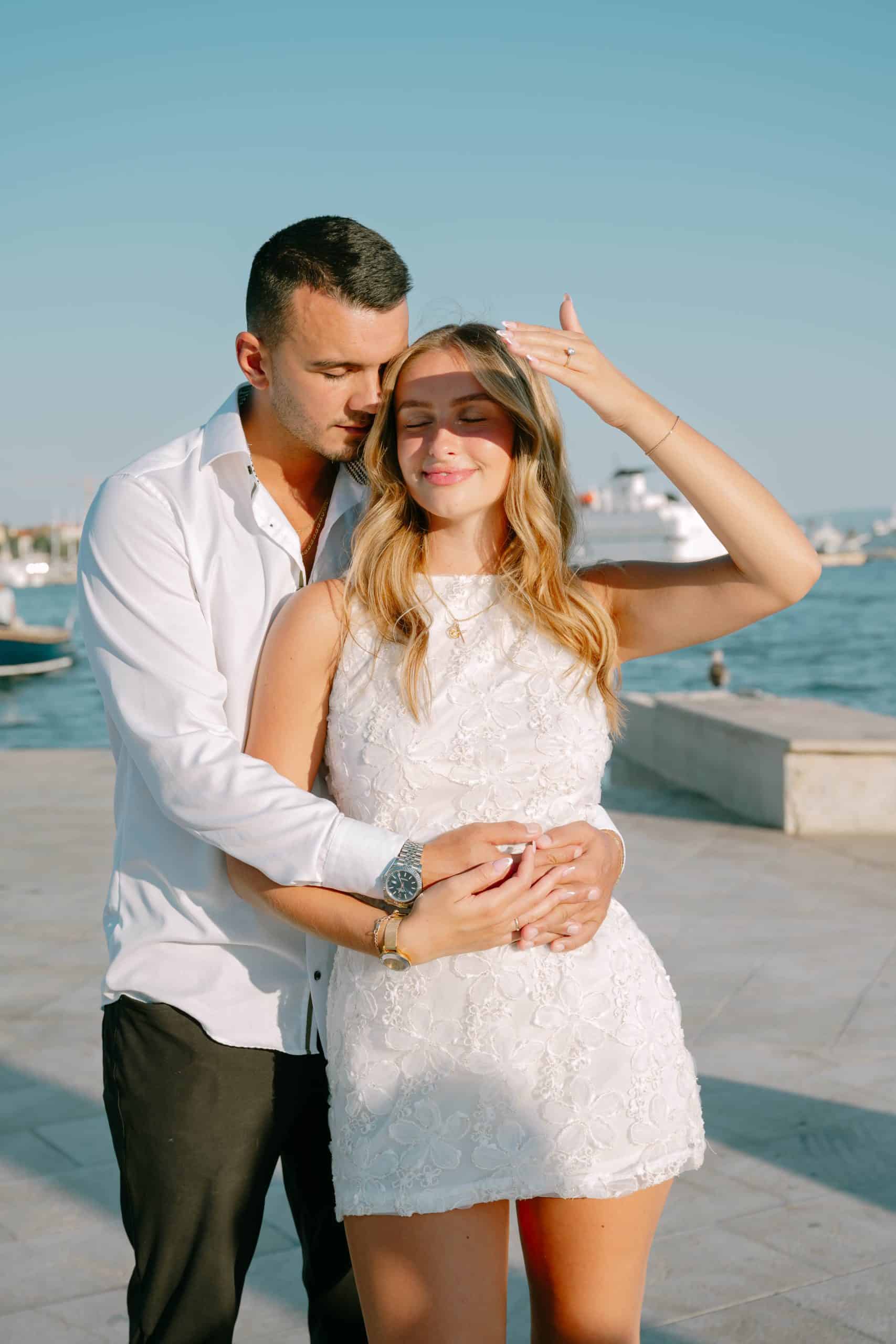 Ratko grli Cristinu s leđa dok uživaju u zalasku sunca na splitskoj obali.