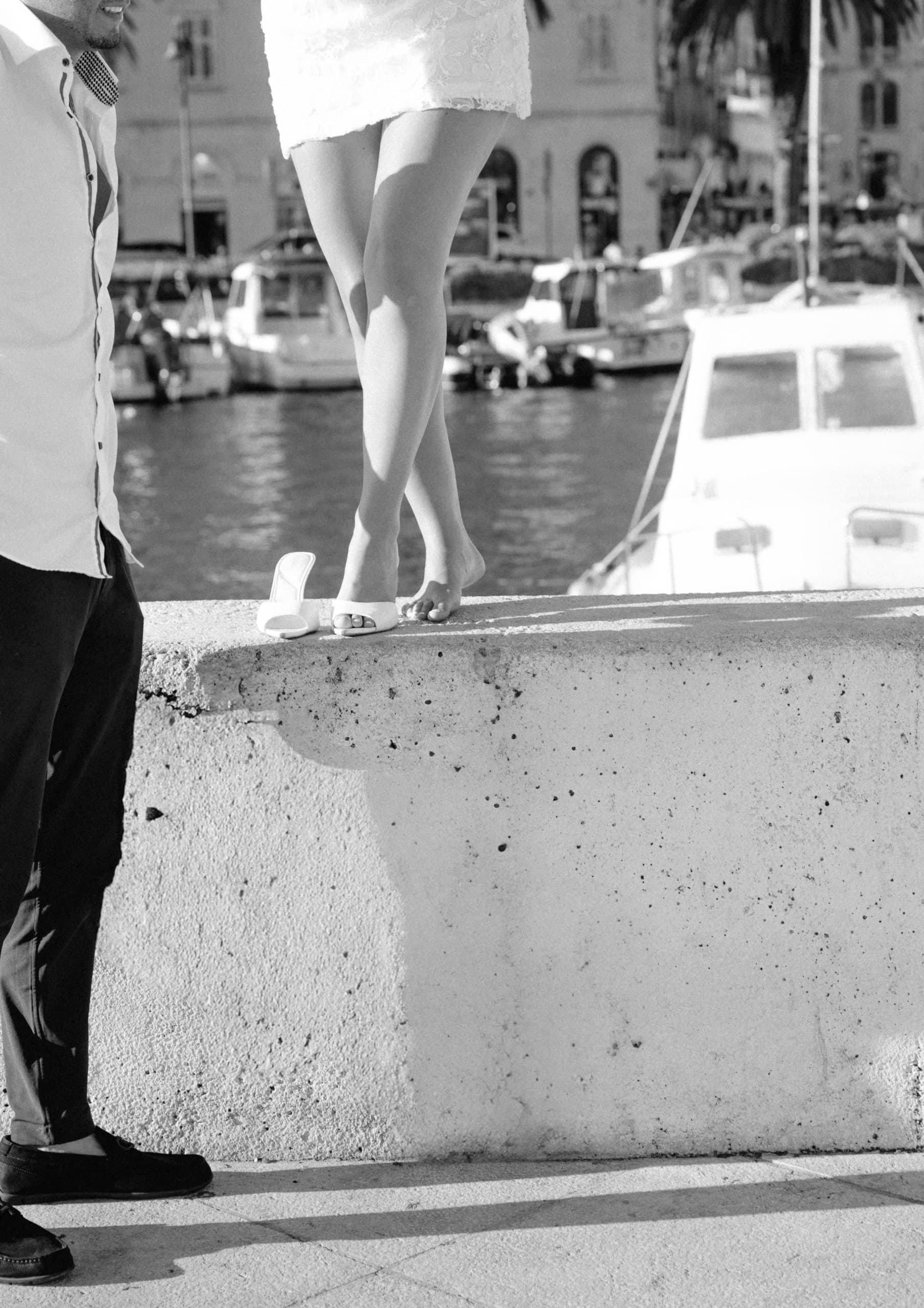 Detalj sa snimanja parova u Splitu; crno-bijela fotografija na šetalištu Matejuška, Capturra Photography.