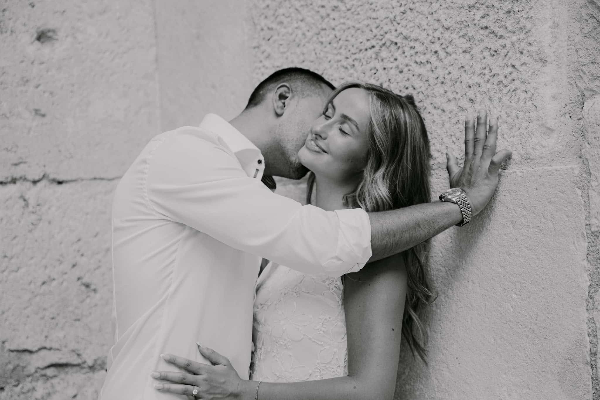 Ljubavni par u romantičnom zagrljaju u kamenoj ulici u gradu Splitu.