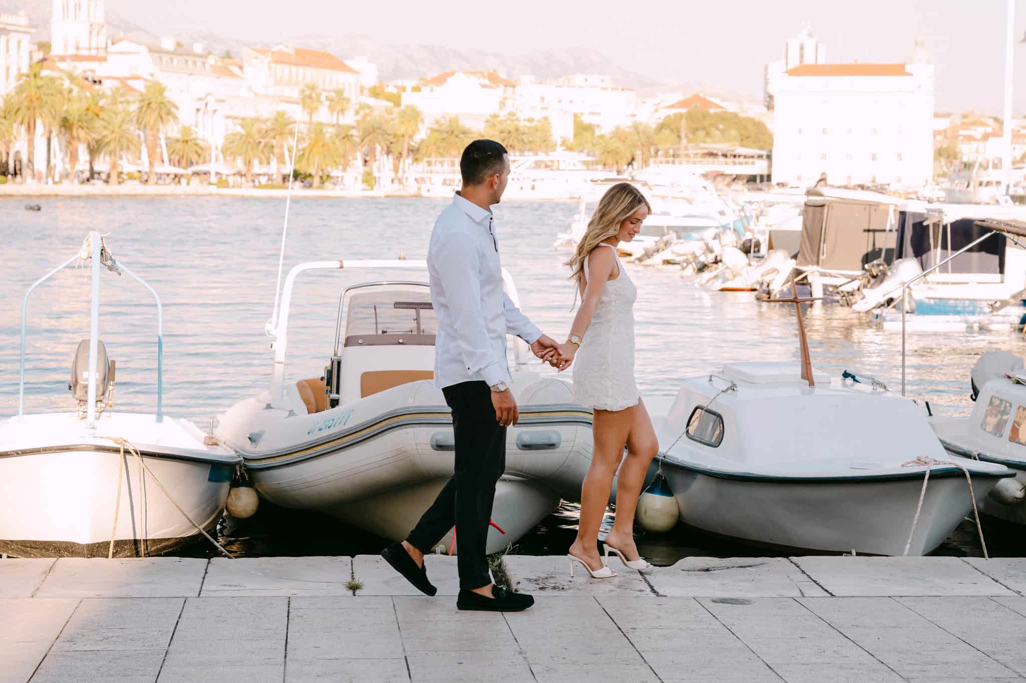 Zaručnici šetaju preko Matejuške, ljetno popodne u Splitu, snimanje parova.