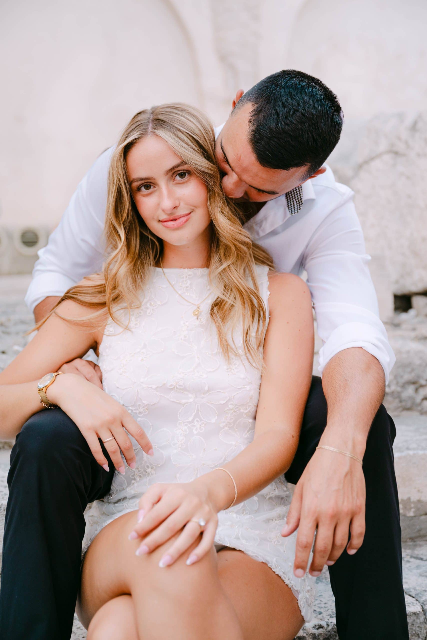 Par na otvorenom, fotografiran u prirodnom okruženju grada Splita.