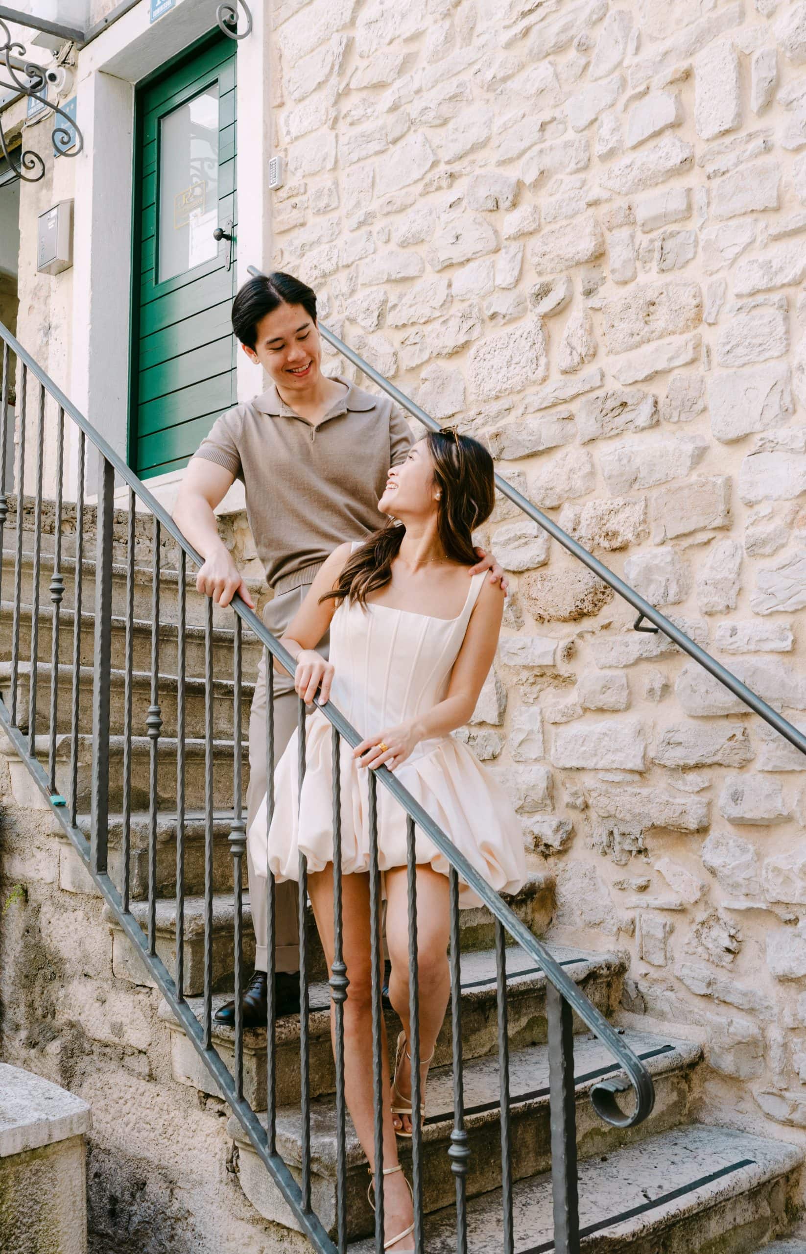 Prekrasna žena uživa u trenutku na kamenom stubištu u slikovitom okruženju.