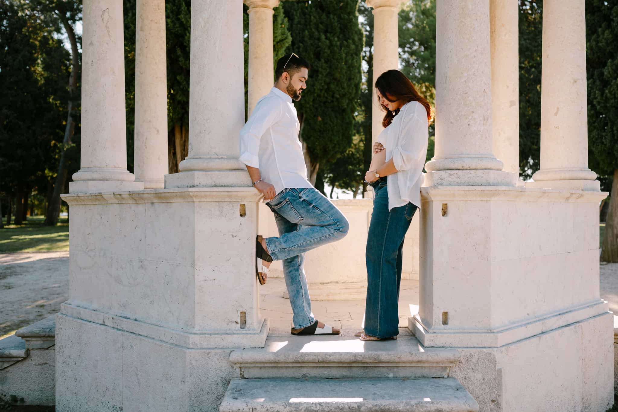 Par u ljubavi na romantičnoj fotografiji u arhitektonskom okruženju.