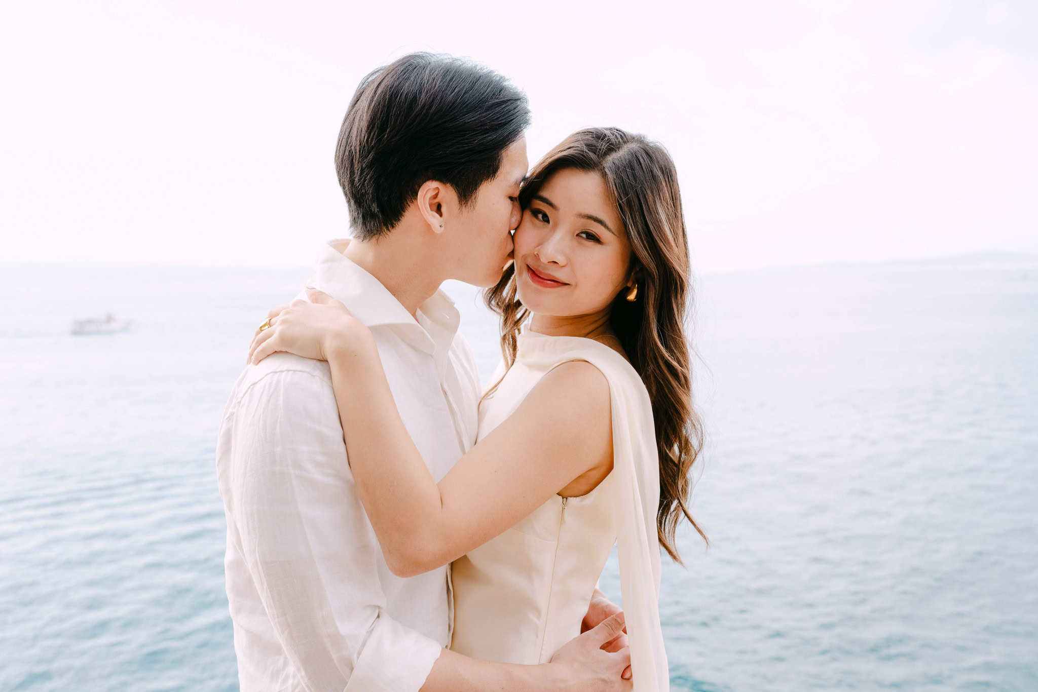 After wedding session u Splitu: zaljubljeni par u zagrljaju na obali mora.