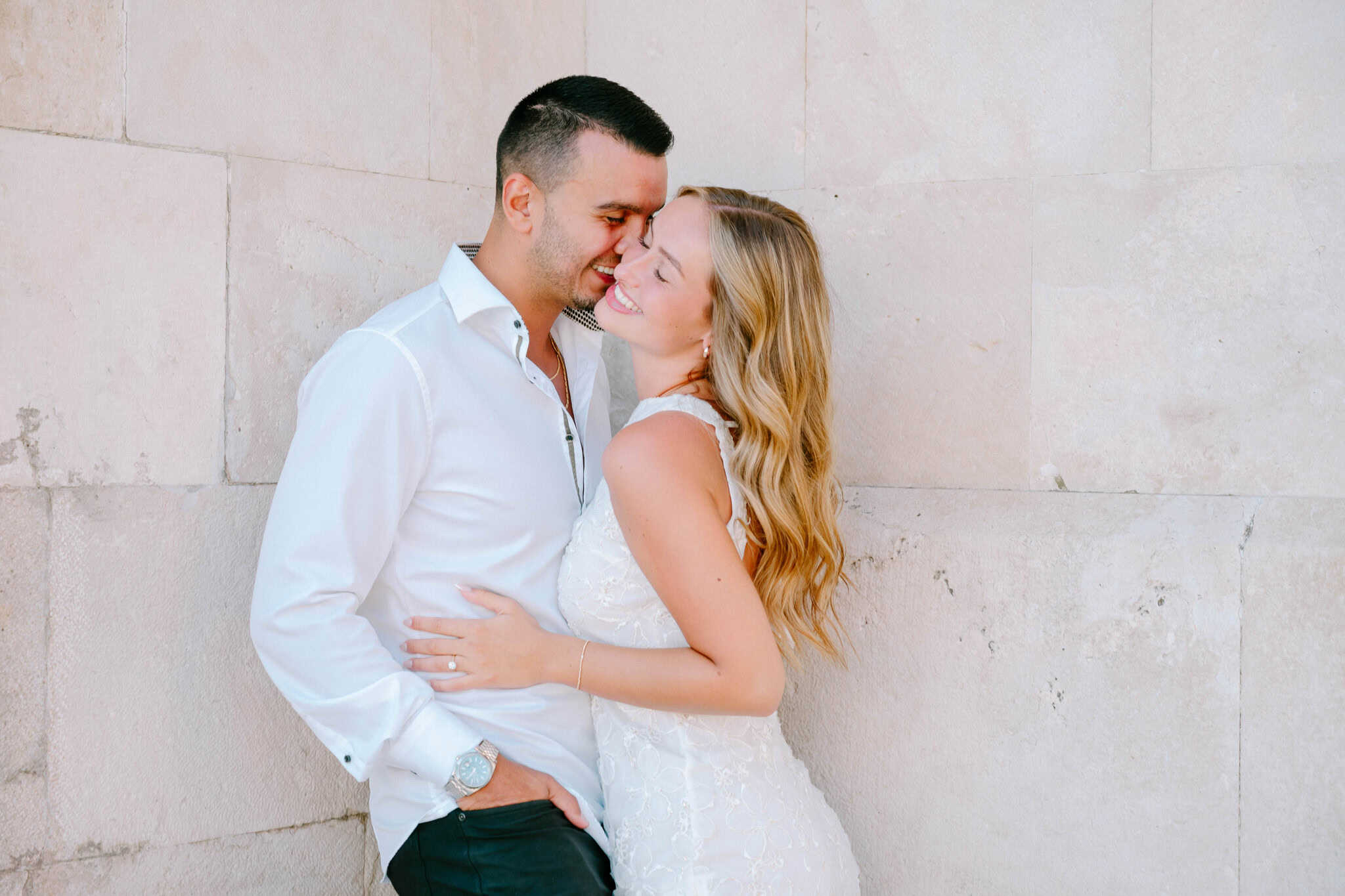 Par se smije naslonjen na povijesni kameni zid pokraj crkve Sveti Frane u Splitu.