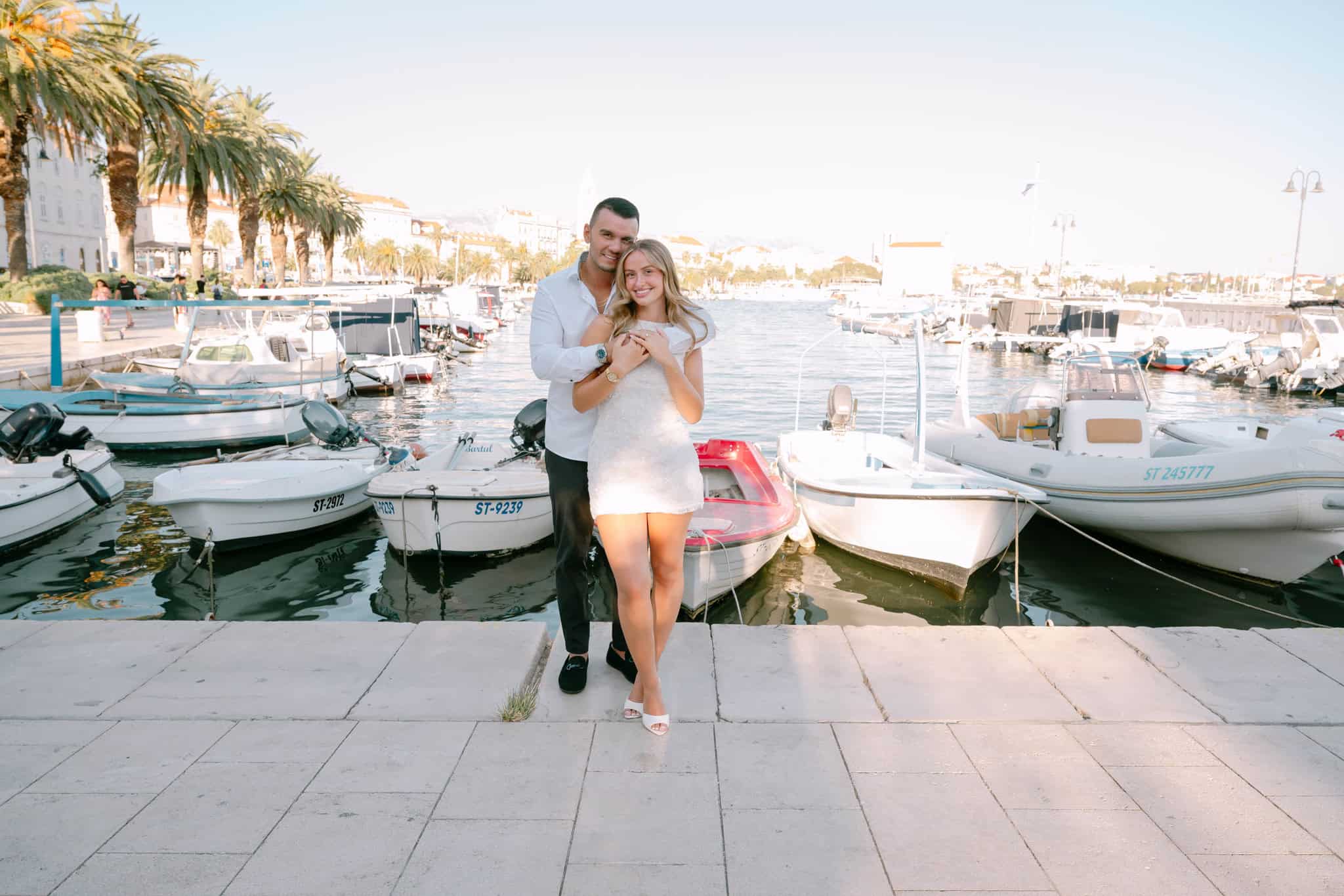 Portret zagrljenog para u gradu Splitu u Hrvatskoj.