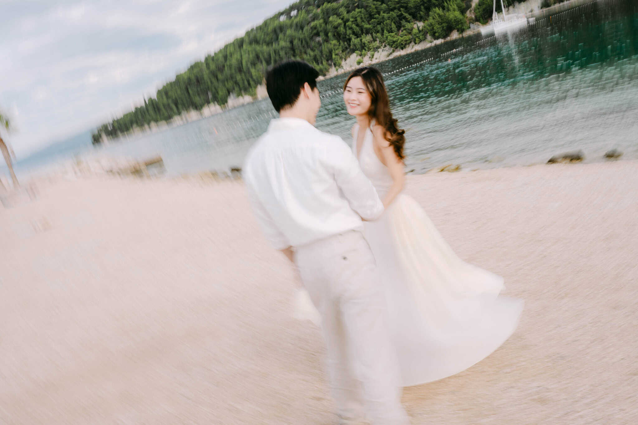 Zaljubljeni par uživa u plesu na obali mora tijekom izlaska sunca, lokacija Split.