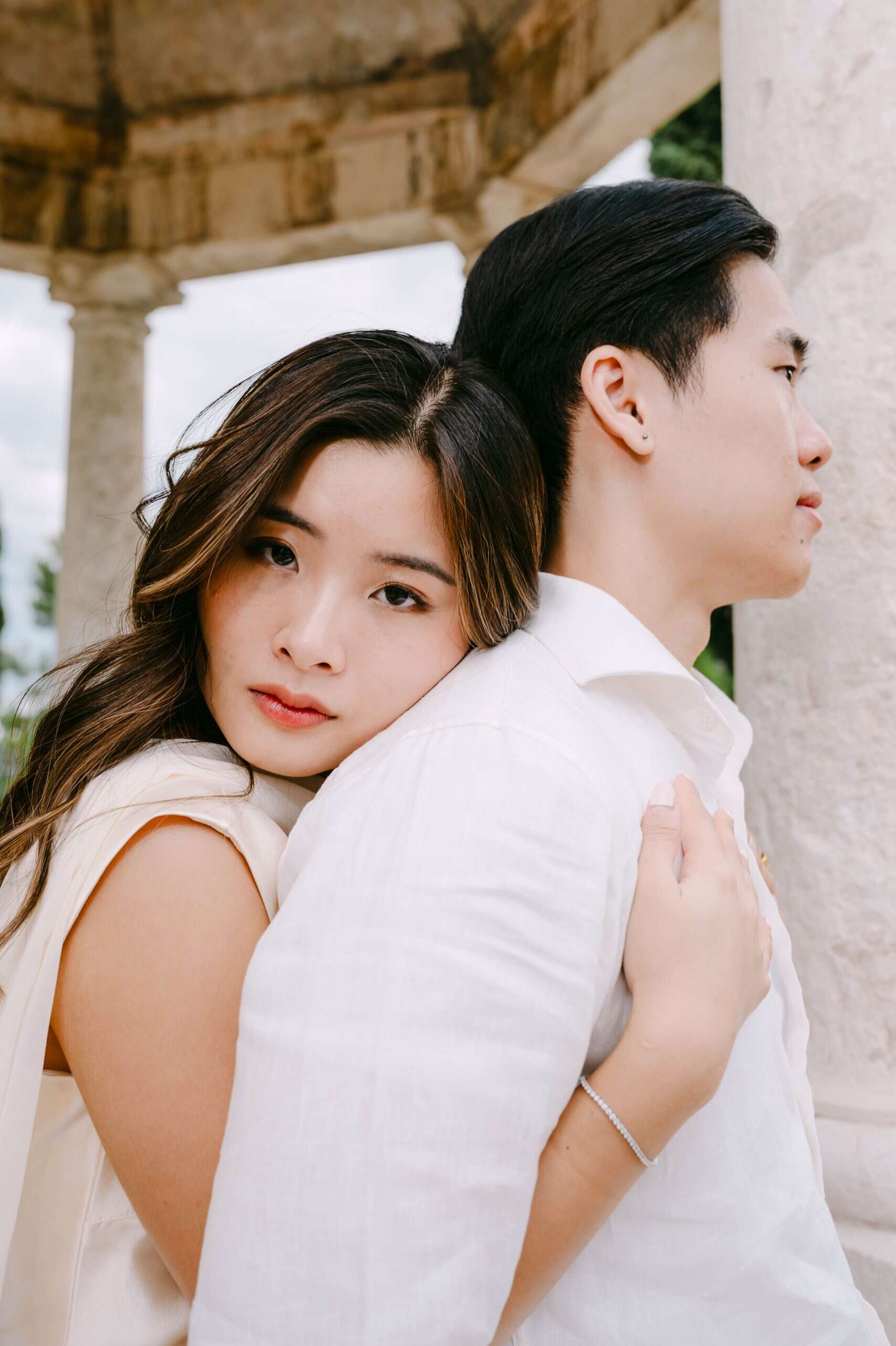 Stephanie i Bank tijekom after wedding snimanja u Splitu, romantičan portret na otvorenom.