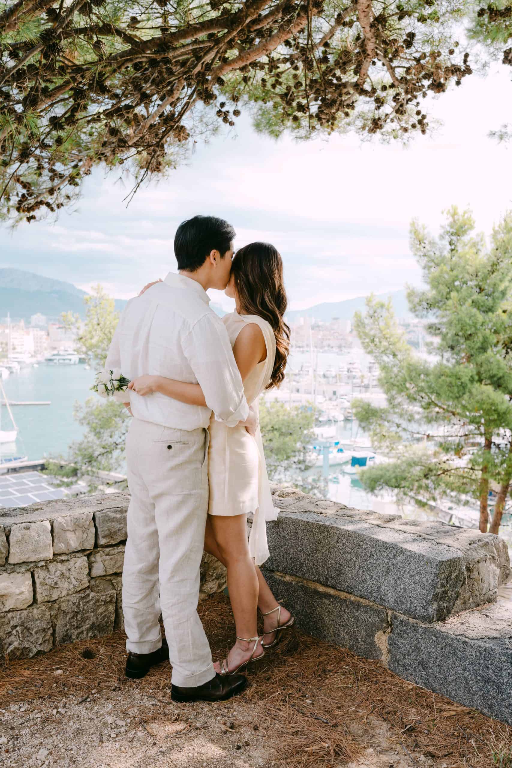 Romantični par se grli s panoramskim pogledom na luku Split u pozadini.