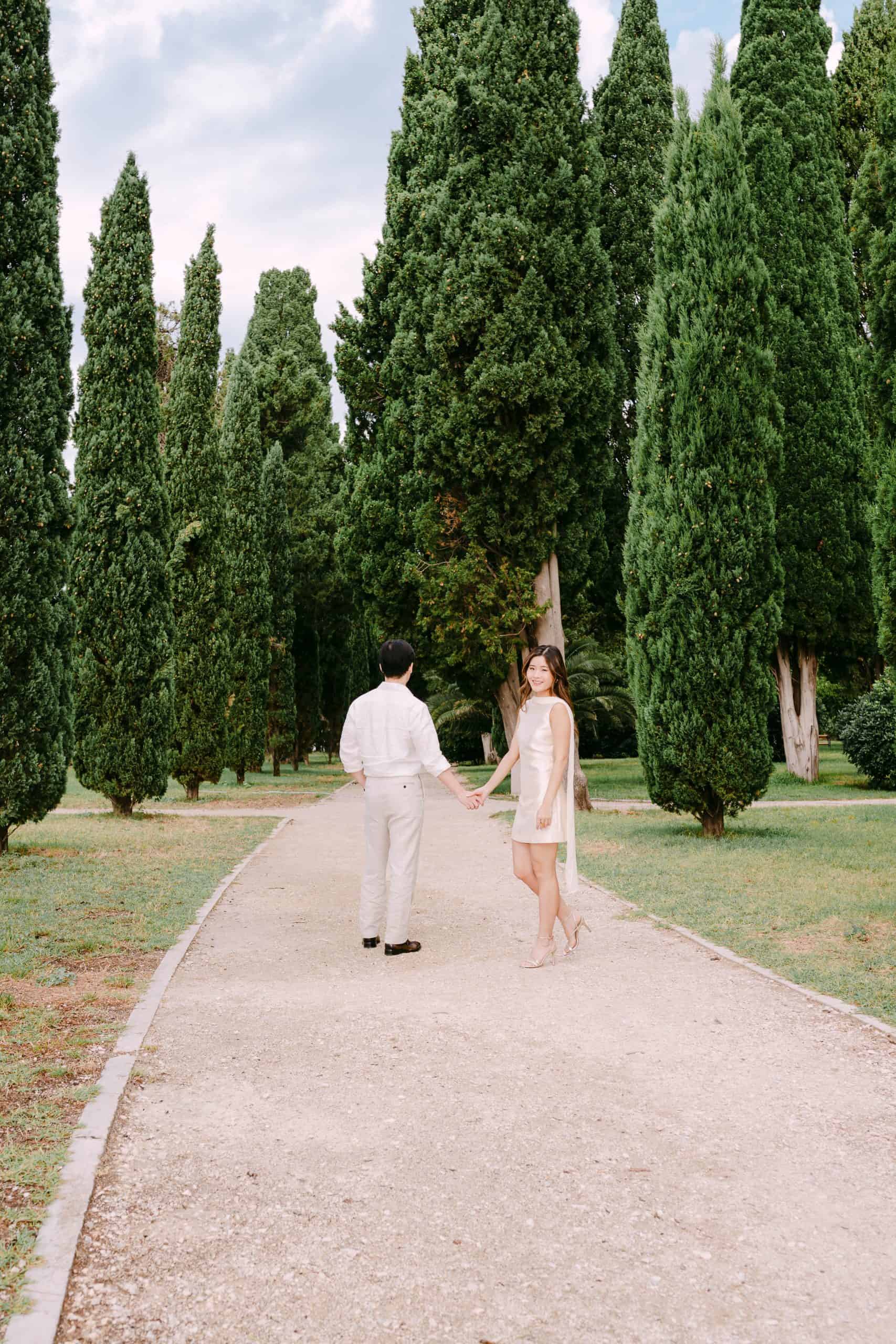 Par šeta kroz bujne čemprese u mirnom parku.