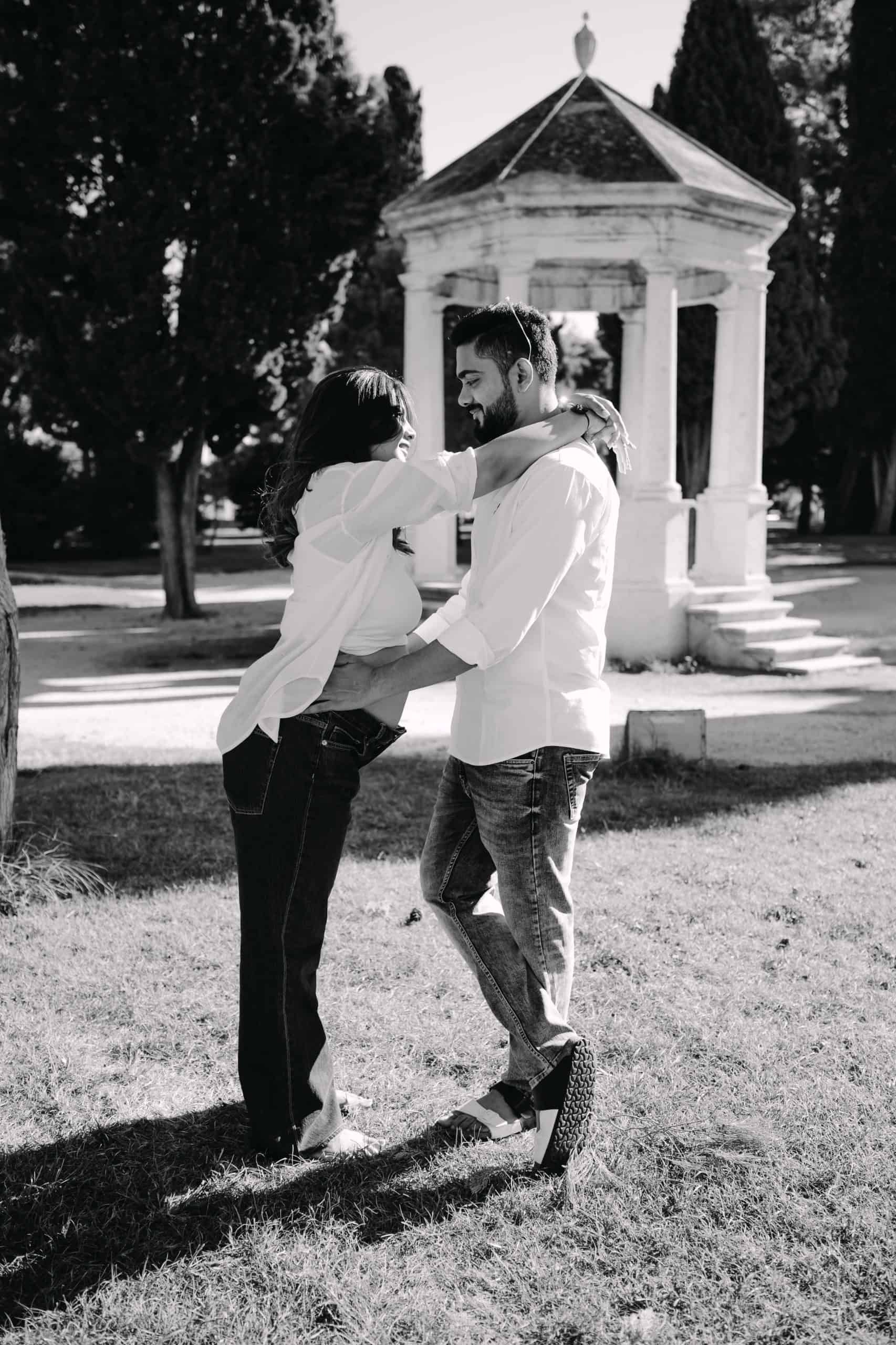 Trudnica grli svog partnera dok se nježno smiješe jedno drugome na trudničkom snimanju u Splitu.