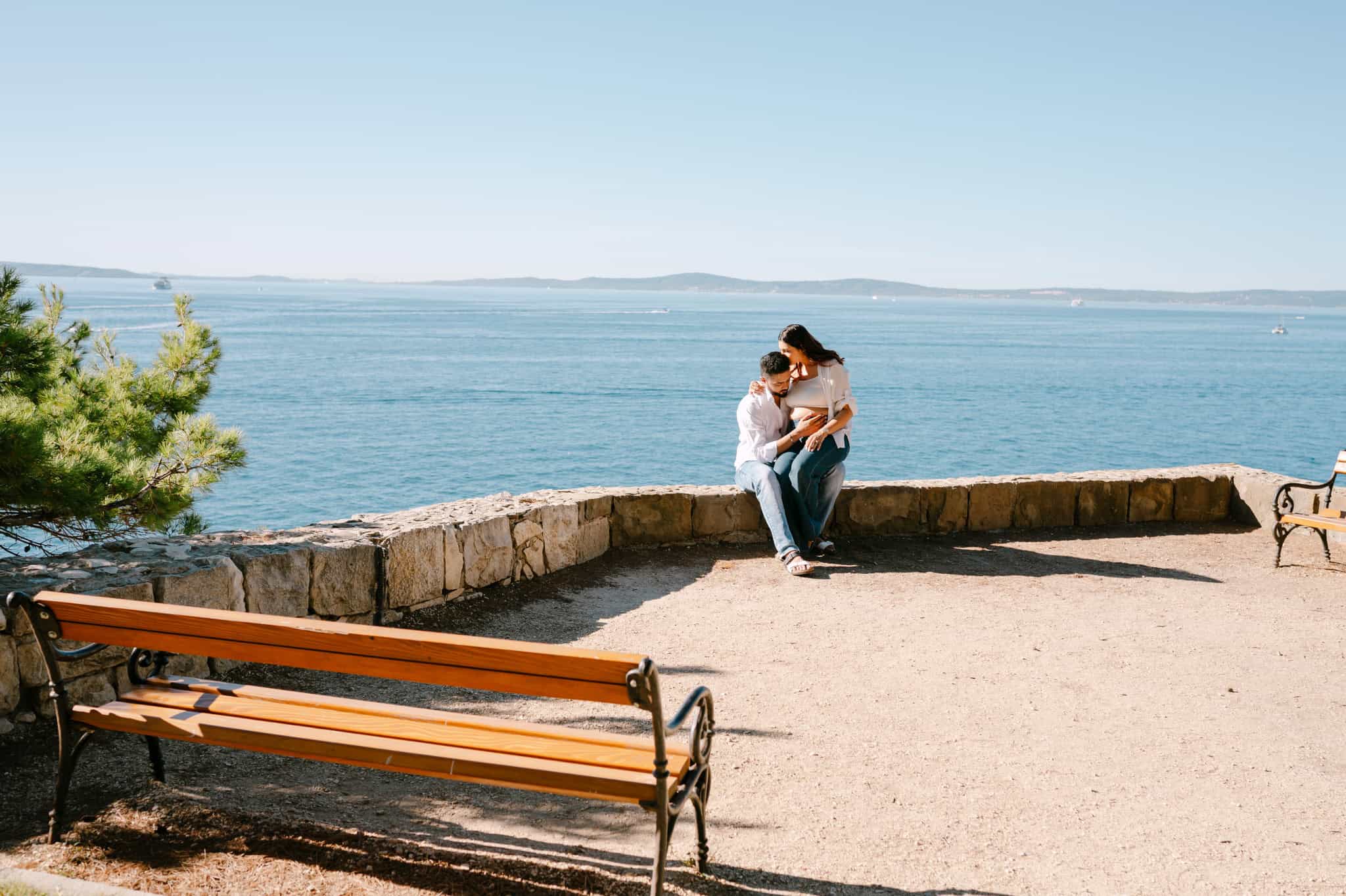 Široki kadar trudničkog sessiona na Sustipanu uz predivnu jutarnju svjetlost.