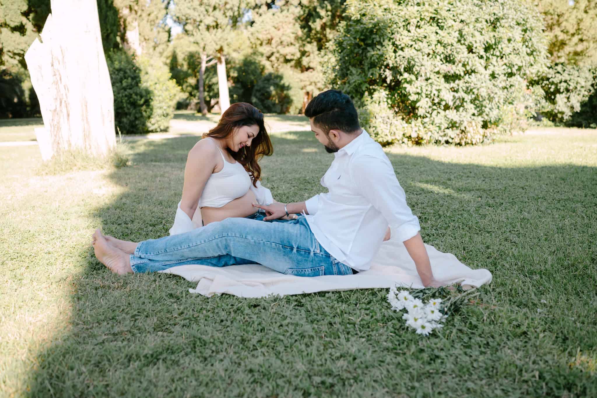 Budući roditelji na pikniku u prirodi u parku Sustipan u gradu Splitu.