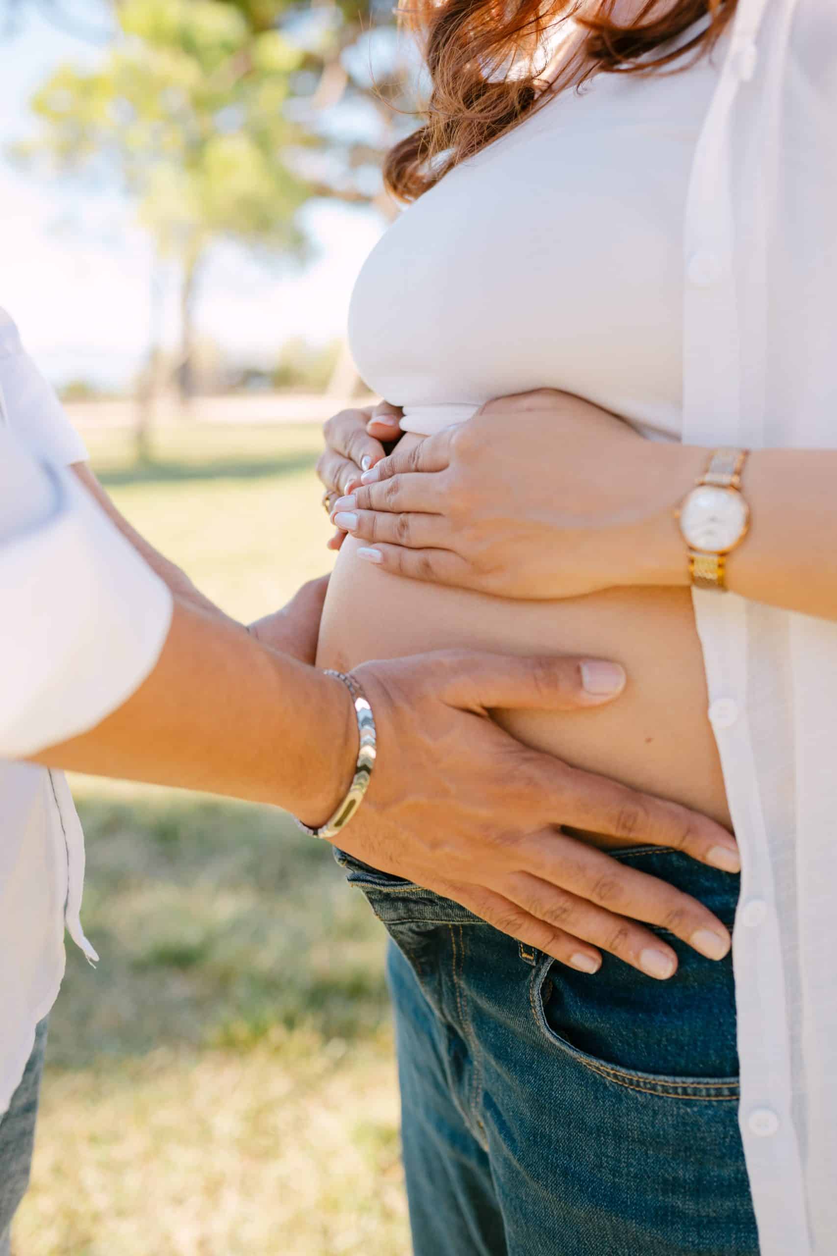 Suprug Darshan drži trudnički trbuh svoje supruge.