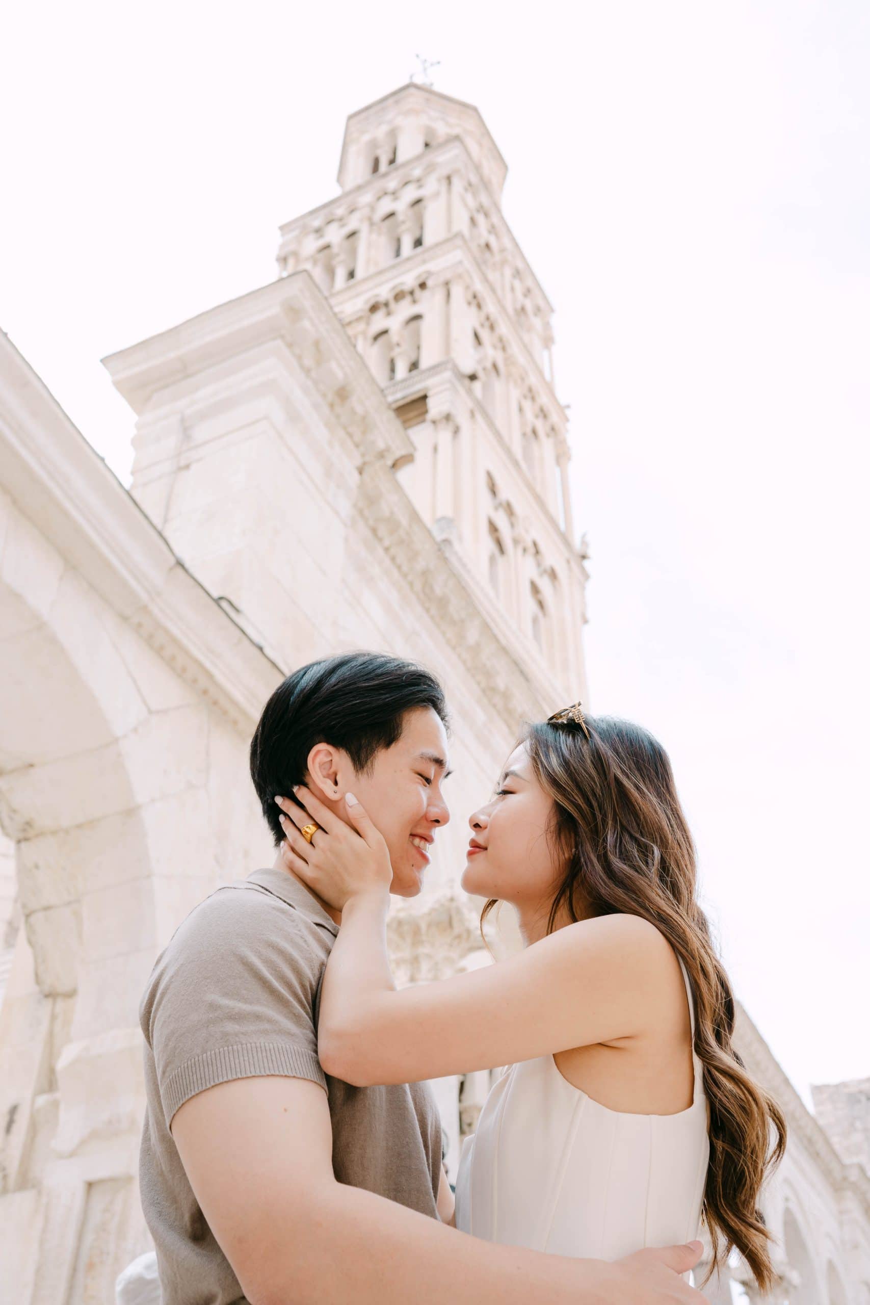 Romantični par se grli u blizini zvonika Sv. Duje u Splitu.