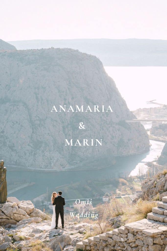 Prekrasna vjenčana fotografija Anamarije i Marina s pogledom na slikovitu obalu grada Omiša.