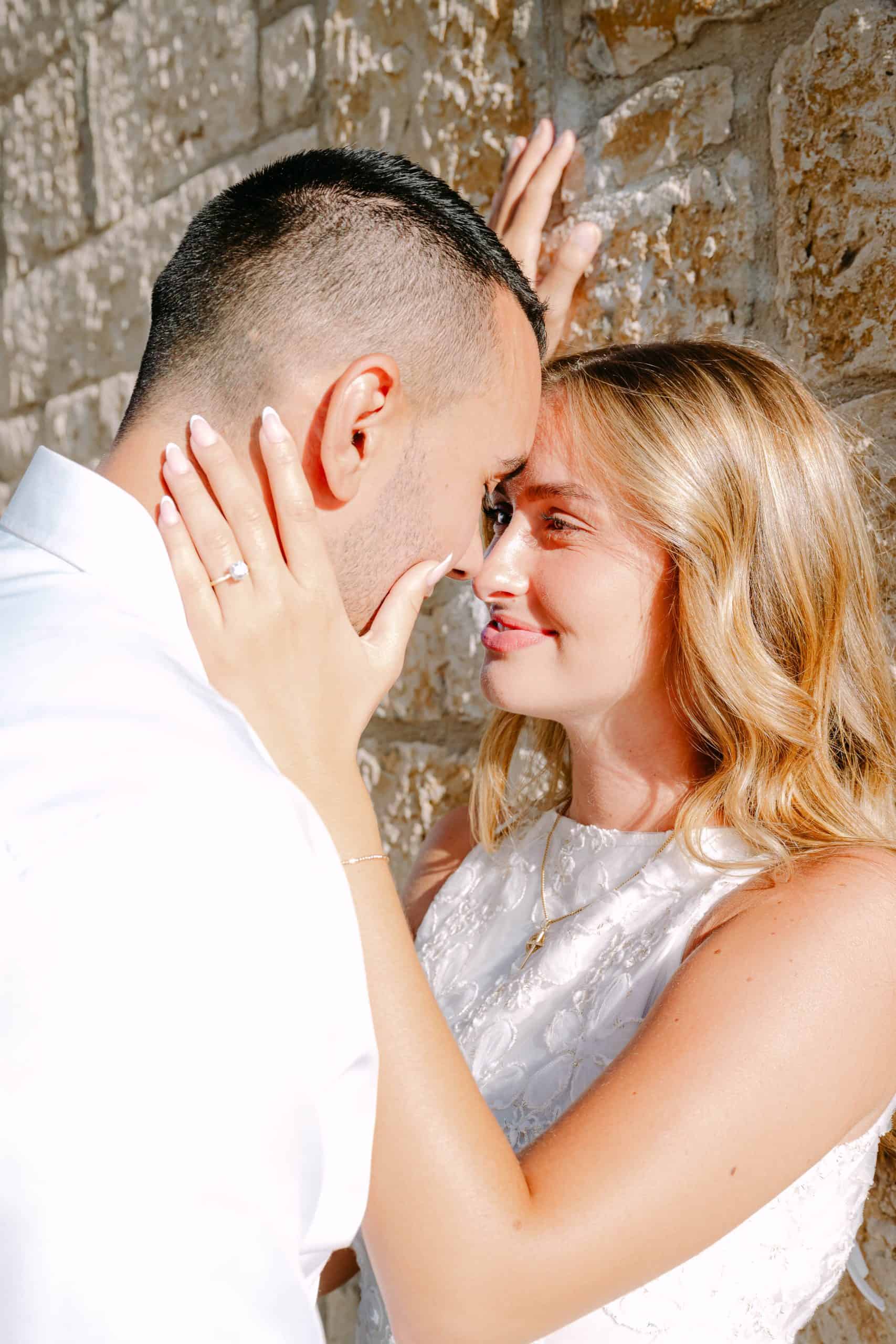 Ljubavna fotografija para blizu, s istaknutim emocijama i bliskim kontaktom.